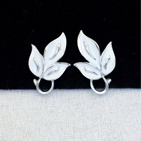 Vintage Silver Tone Elven Leaves Clip On Earrings by Coro - T23 - Picture 1 of 3